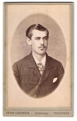 Fotografie Anton Lehemeir, Trostberg, Elegant gekleideter herr mit Oberlippenba 