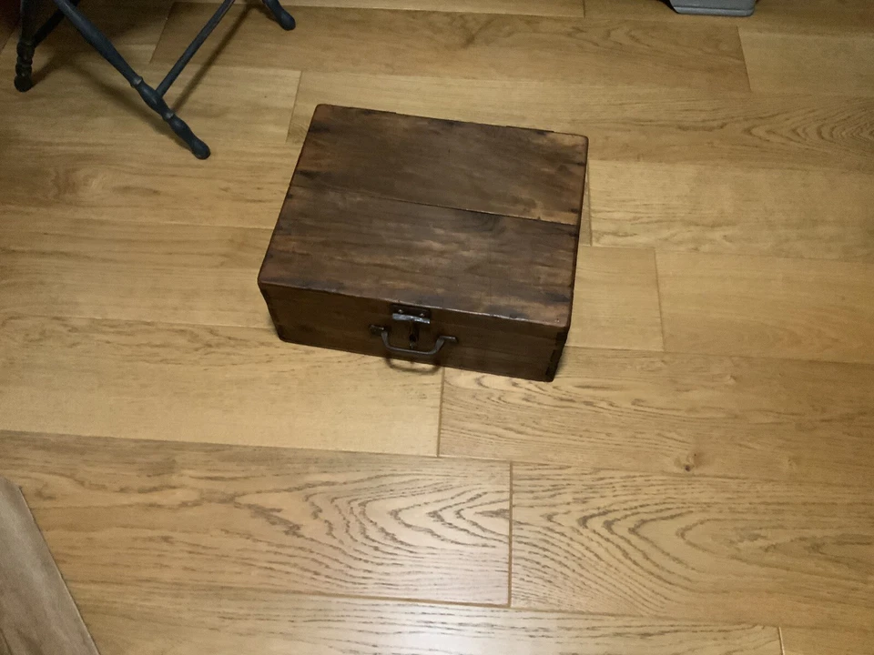 ancienne Malle  Valise En Bois Fermeture Et Poignet En Ferrure Épaisse - Photo 3/4