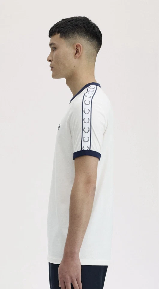 Camiseta Fred Perry Timbre Grabada Blanca/Azul Oscuro Talla Adulto S Foto 3 de 4