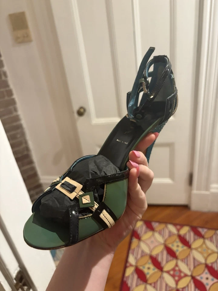 Bombas Prada vintage raras com salto de cristal e design detalhado de alça - Imagem 4 de 4