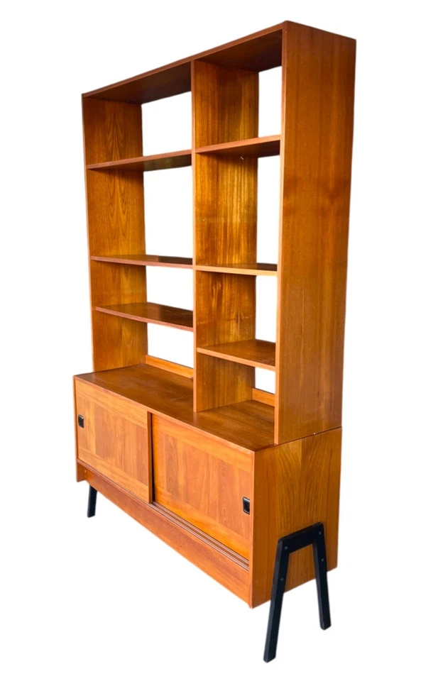 Librería moderna danesa restaurada de teca con puertas correderas - mediados de siglo de los años 60 Foto 2 de 4