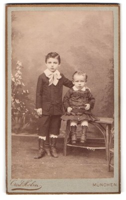 Fotografie Carl Holzer, München, Schommer Straße 17a, Zwei Kinder im Atelier 