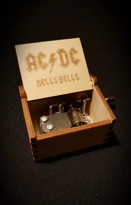 Boîte à musique en bois ACDC Hells Bells - Personnalisable - Photo 1/3