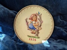 M. J. Hummel Annual Plate 1976 in bas relief Apple Tree Girl W. Germany Goebel