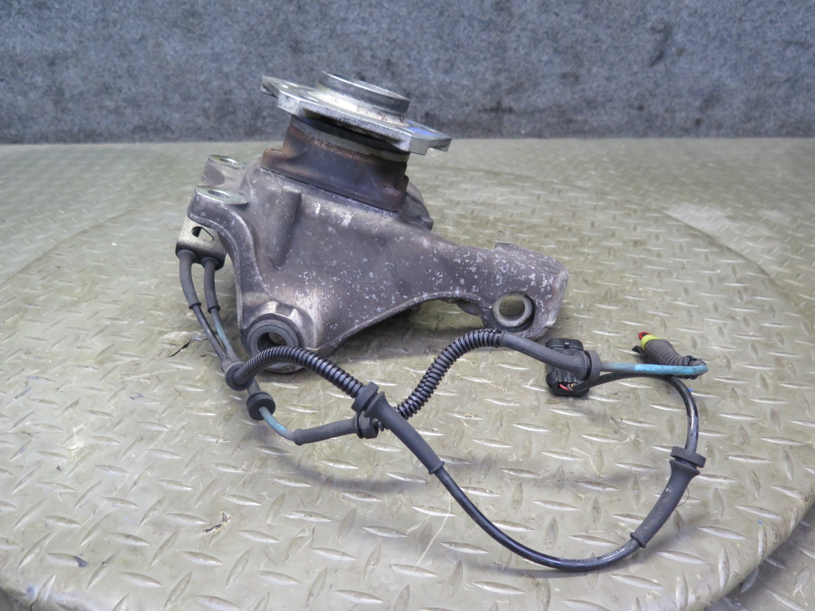 2008-2019 MASERATI GRANTURISMO M145 RWD FRONT LEFT SPINDLE KNUCKLE WHEEL HUB