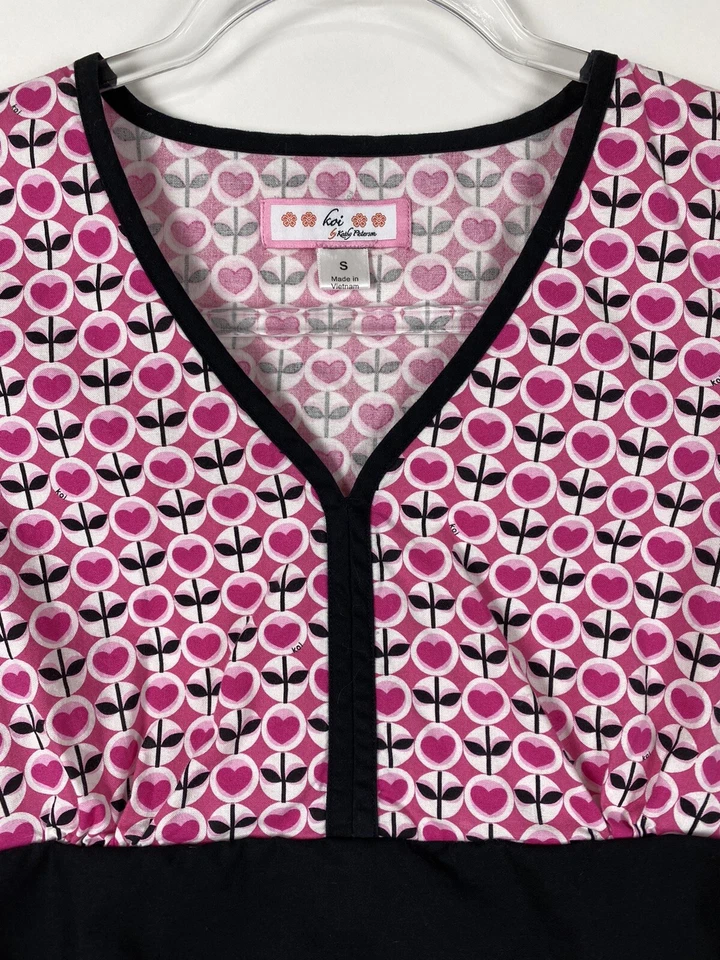Blusa Médica Koi Talla Pequeña Rosa Corazón Flores Corbata Negra 109PR Enfermería Médica S Foto 2 de 4