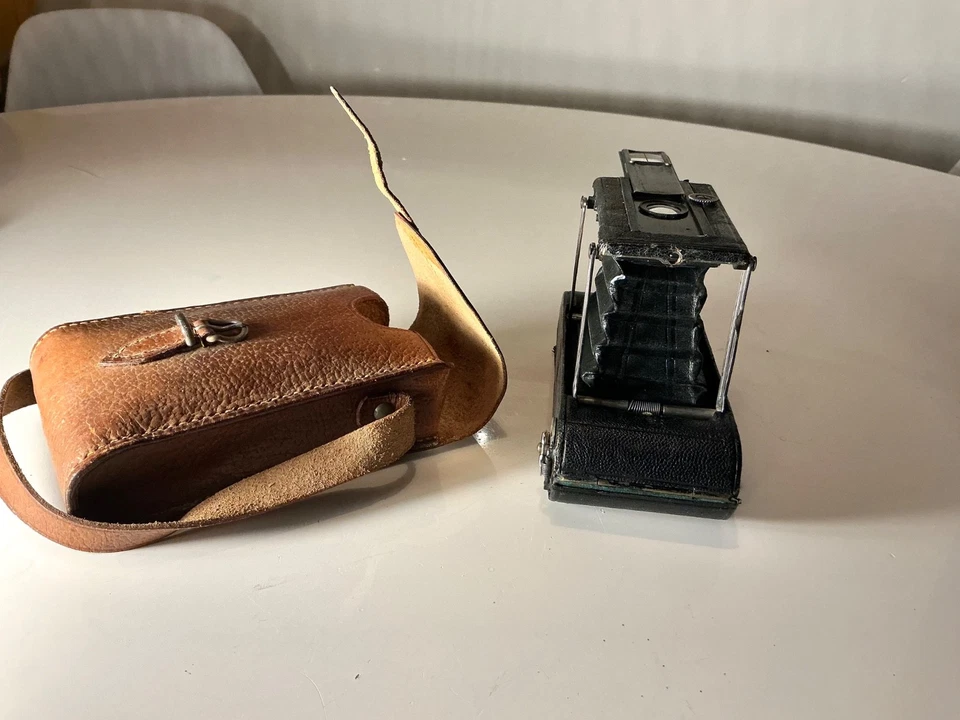 Ancien appareil photo à soufflet , miniature - Photo 2/4