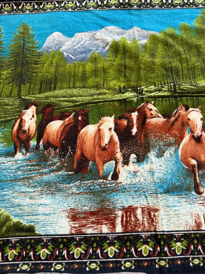 TAPIZ VINTAGE Caballos en Río 50"X33" con Border MONTAÑAS Árboles Yellowstone Foto 3 de 4