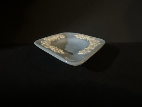 Vintage Wedgwood Queensware Ashtray Etruria & Barlaston Embossed Blue on White - Picture 4 of 7