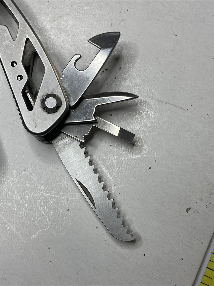 STANLEY MUTI TOOL STAINLESS 2CR 9 TOOL FUNCTIONS - Image 3 of 4