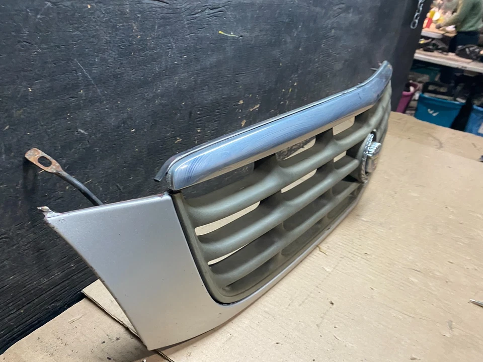 Grelha superior frontal cromada Cadillac Deville 2000 a 2005 fabricante de equipamento original U7566 DG - Imagem 3 de 4