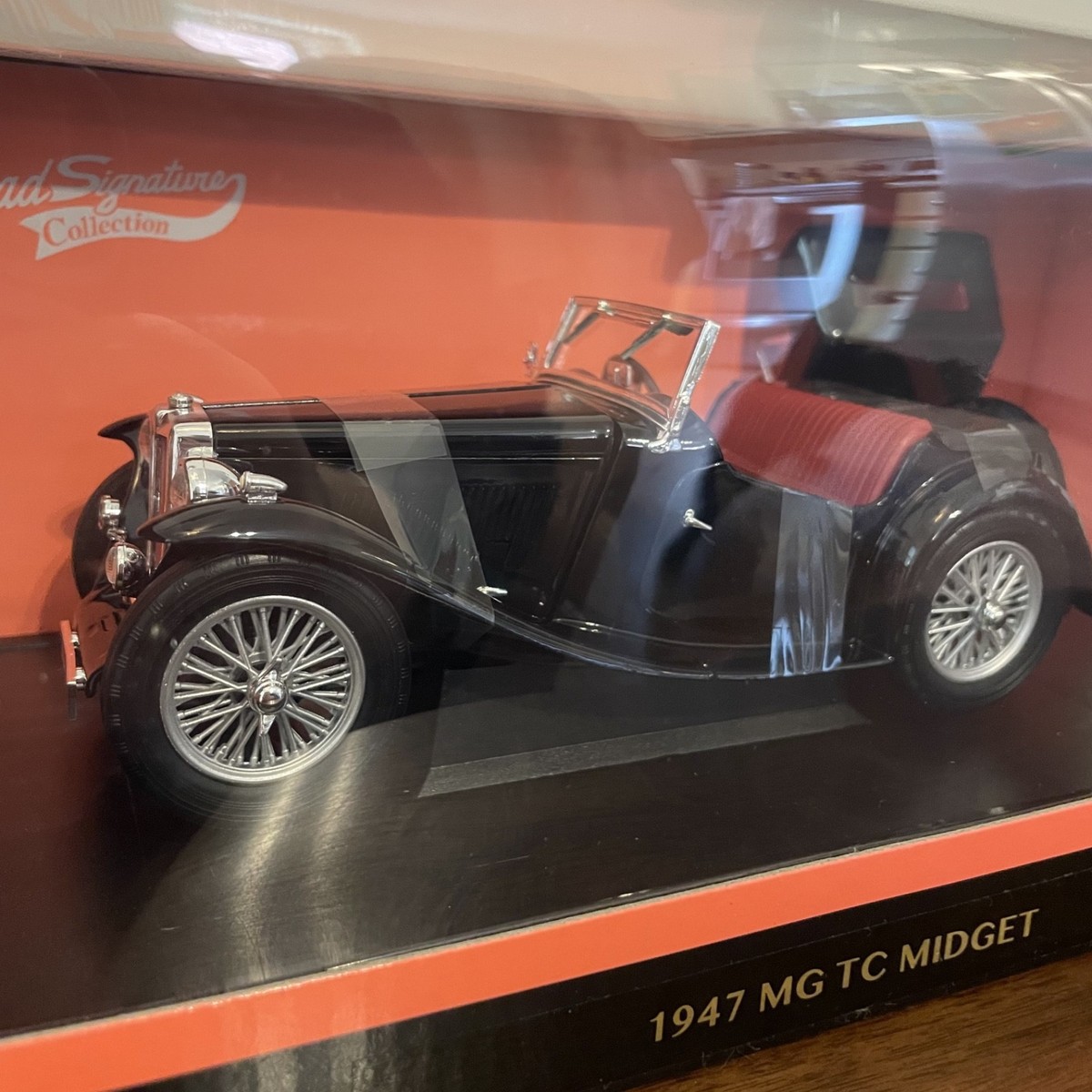 Lucky Die Cast 1947 MG TC Midget 1/18 Road Signature Collection