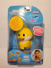 Wowwee Fingerlings Pinkfong Baby Shark Brand New Yellow Mommy Daddy Grandpa 