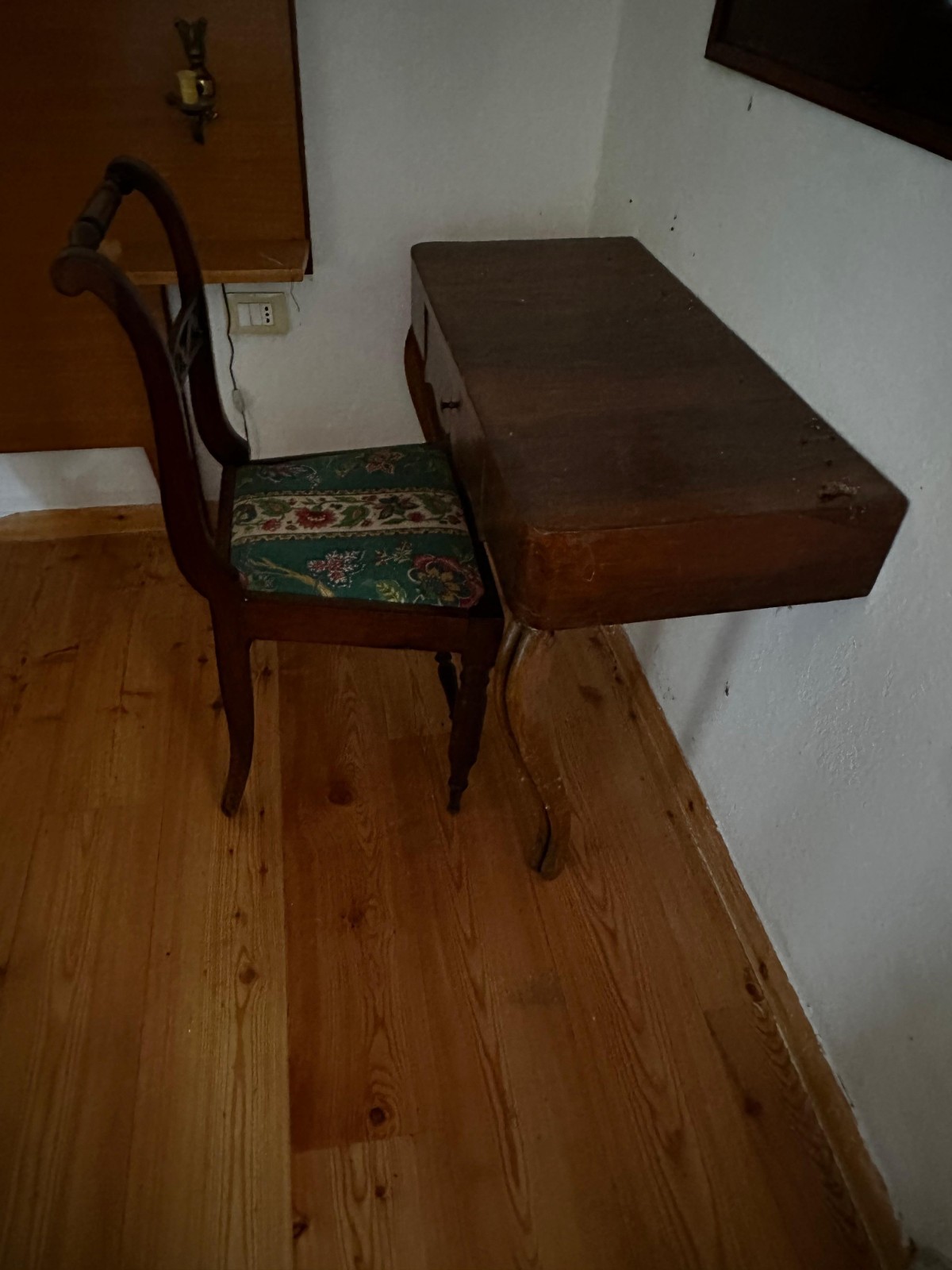 Scrivania rettangolare in legno marrone con 1 cassetto, 61-80x41-60 cm