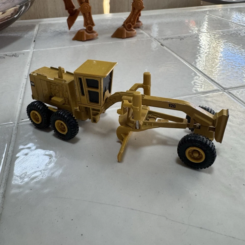 ERTL Caterpillar Tractor motor road grader construction rare 1/64 Vintage - Image 4 of 4