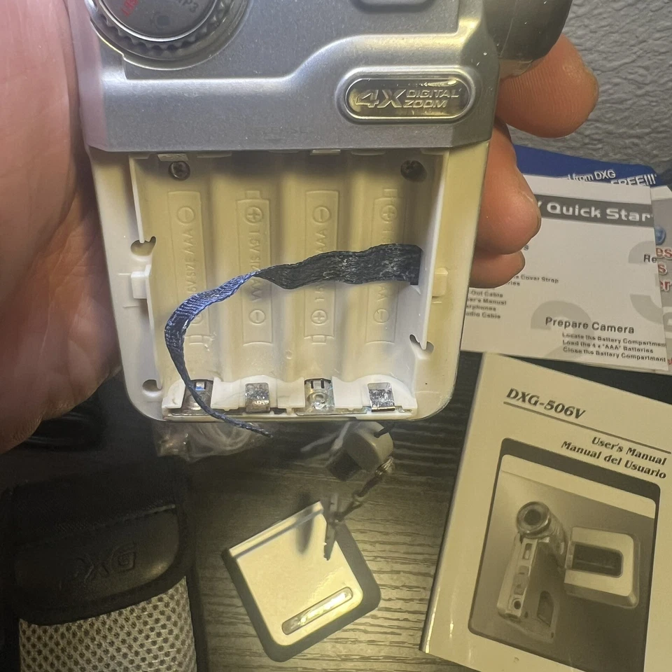 DXG-506V 5.1 MegaPixel Multi-Functional Camera w/ MPEG4 Silver Parts Or Repair - Image 4 of 4