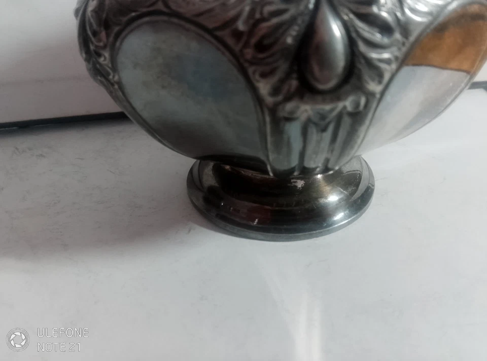 Cuenco estilo Art Nuevo plateado con borde de volante Foto 4 de 4