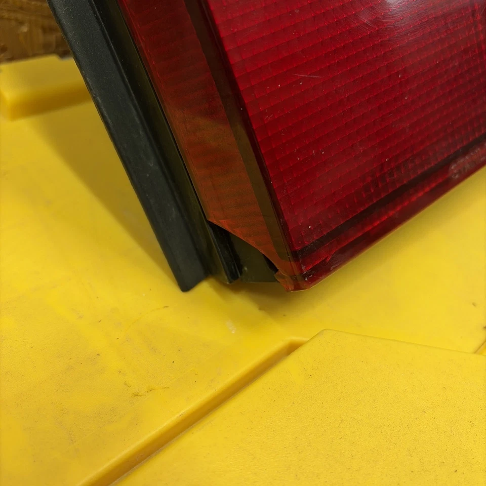 Luz trasera derecha del lado del pasajero Honda Accord 1986-1989 sedán Foto 2 de 4