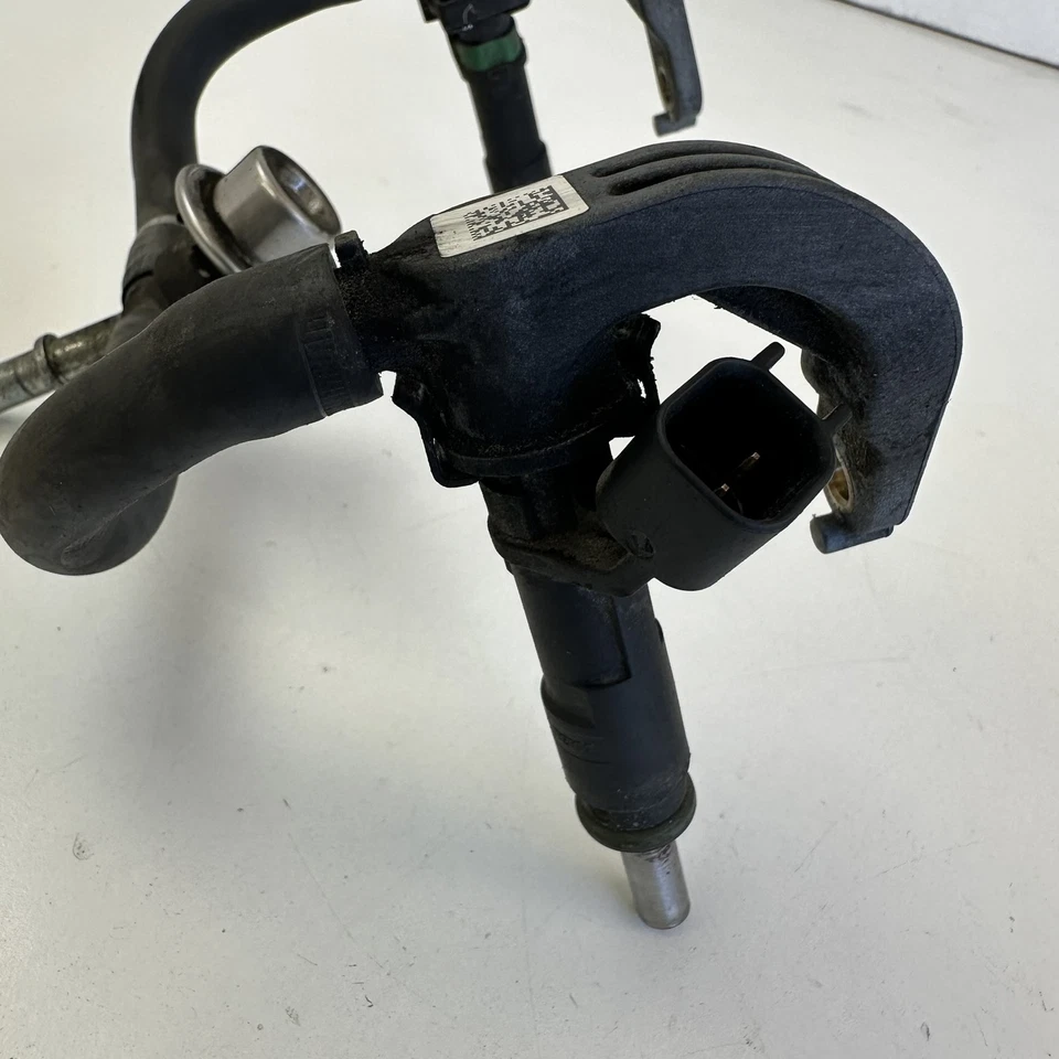 Victory Cross Country 2011 Fuel Injector Rail Line Pipe injectors 2520536 - Image 2 of 4