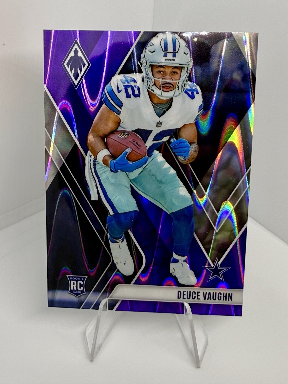 2023 Panini Phoenix - Rookies Purple #134 Deuce Vaughn 42/125 (Number match, RC)