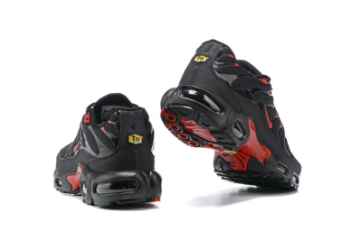 NIKE AIR MAX PLUS BLACK/UNIVERSITY RED 国内発送 NIKE AIR MAX PLUS BLACK/UNIVERSITY RED（ナイキ エア マックス
