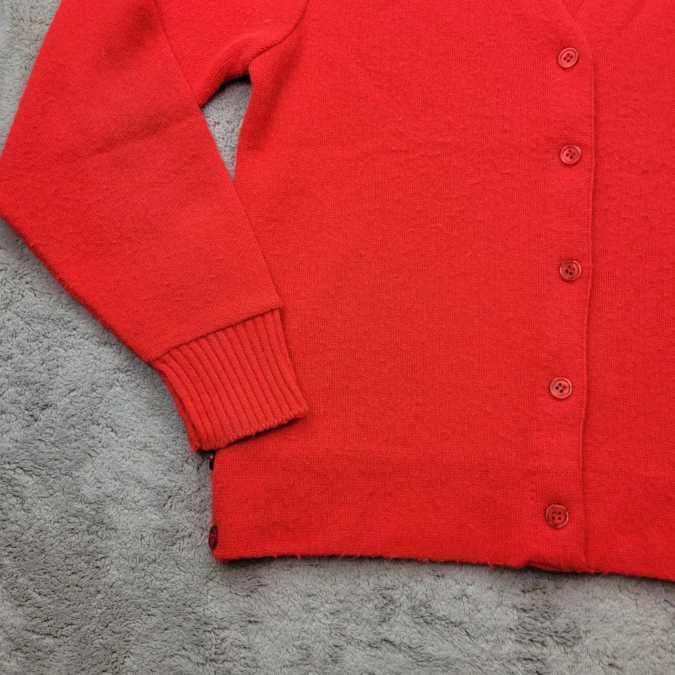 Suéter Cardigã Feminino Vintage Lacoste Haymaker Médio* Vermelho Anos 70 Preppy Fabricado nos EUA - Imagem 4 de 4