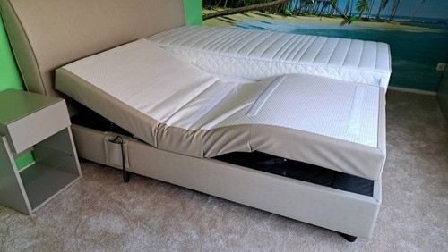 Unbenutztes komplettes Schlafzimmer: el.Boxspringbett/Kleidersch./Kommode/2Käst. - Bild 11 von 12