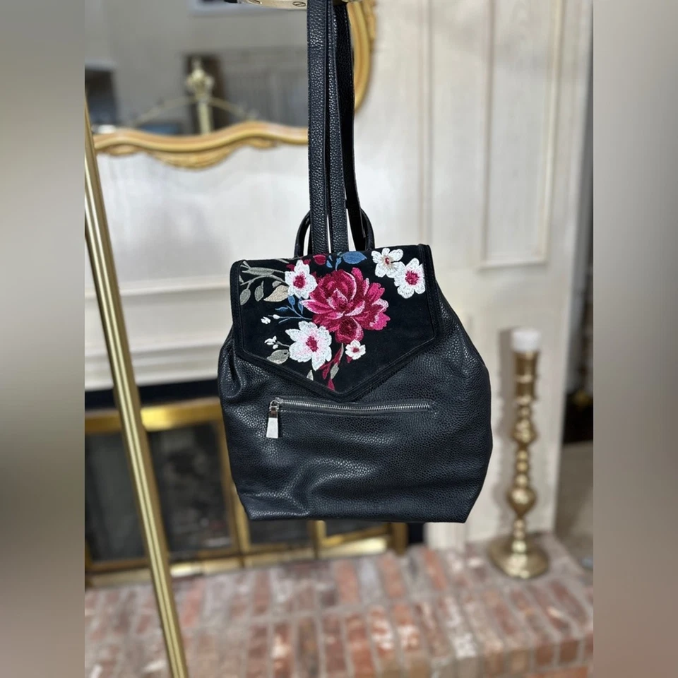 WHBM Mochila Negra Bordado Floral Imitación Cuero Gamuza Borde Bolsillo con Cremallera Foto 2 de 4