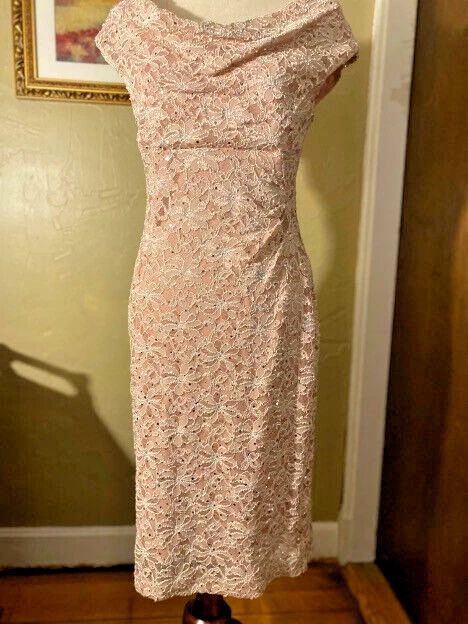 Vestido Connected Apparel Rosa Rubor Floral Encaje y Lentejuelas (Talla 6R) con Mantón Rosa Usado en Excelente Condición Foto 3 de 4