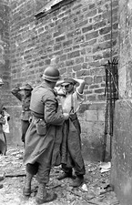 WW2 WWII Photo World War Two / US Army Soldiers in Action Normandy July 1944