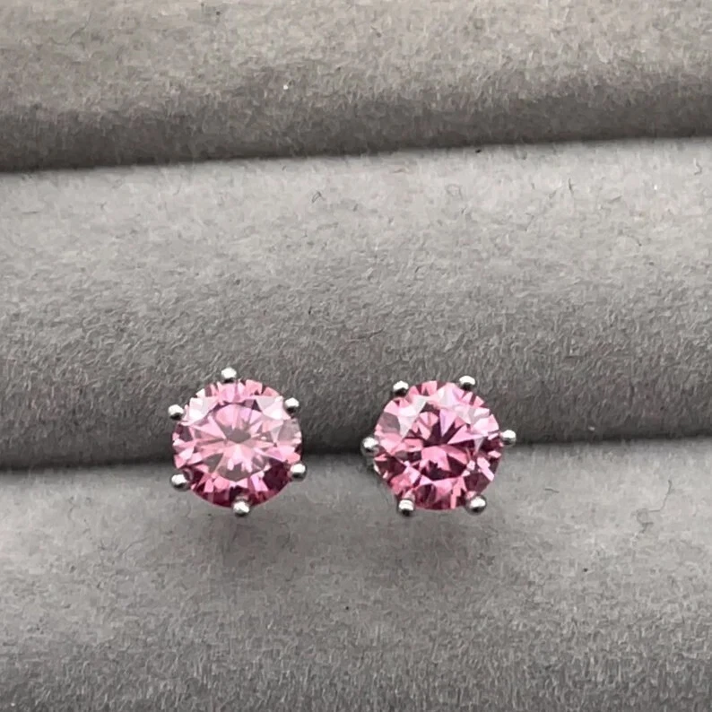 Tachuelas solitarias de diamantes rosados tratados certificados de 4,50 quilates de plata de ley 925 Foto 3 de 4