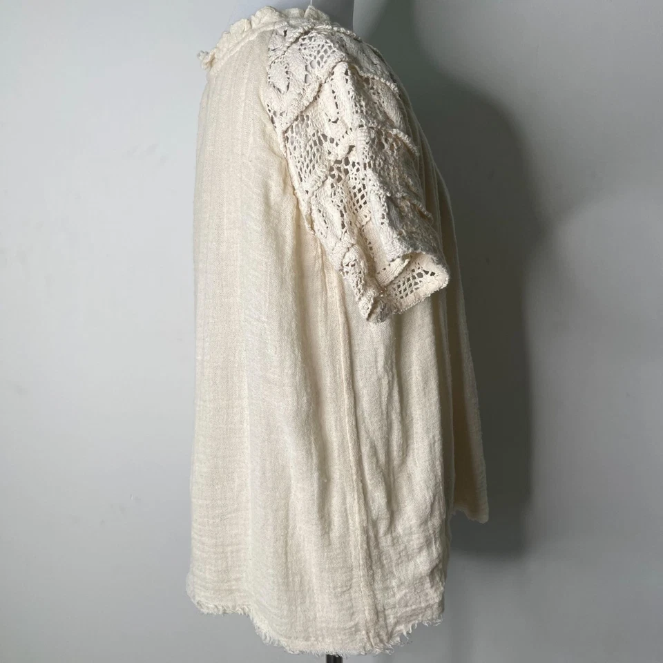 Blusa para mujer Jen's Pirate Booty crema cuello en V con cordones manga corta talla pequeña Foto 3 de 4