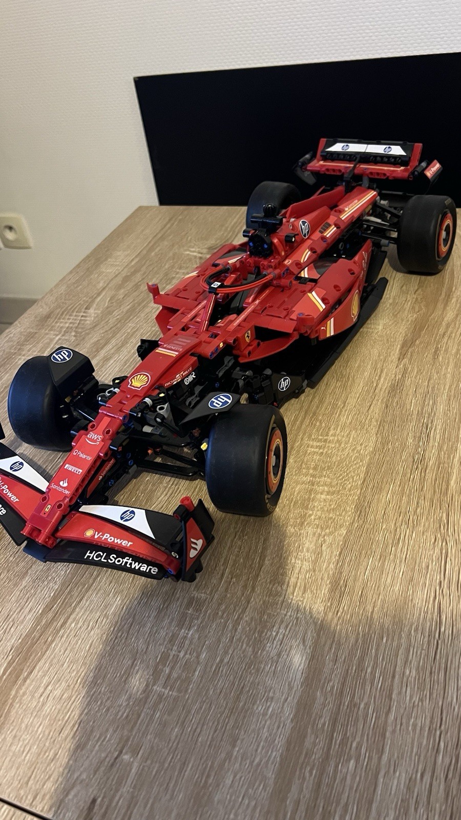 F1 Ferrari SF-24 Technic 42207 avec moteur V6 et direction