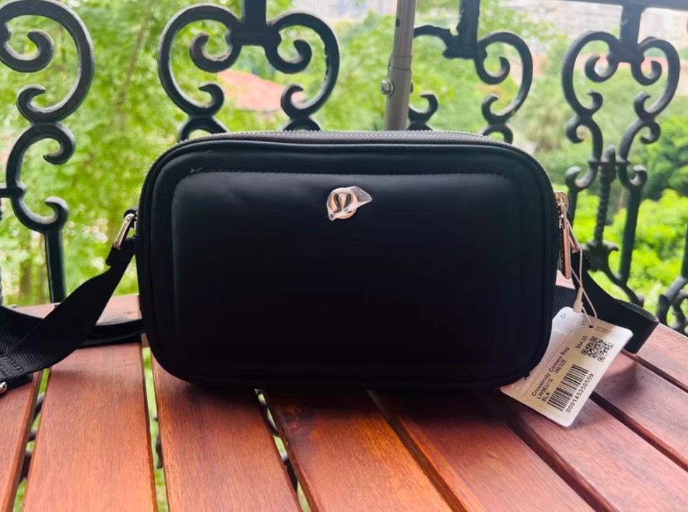 Lulmon Small 2L Crossbody Camera Bag Unisex in Black Gold