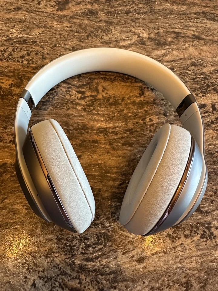 Auriculares inalámbricos sobre la oreja Beats by Dr. Dre Studio - plateados Foto 3 de 4