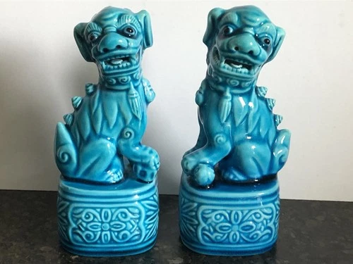 STUNNING PAIR OF VINTAGE CHINESE PORCELAIN FOO DOG/TEMPLE LION FIGURES