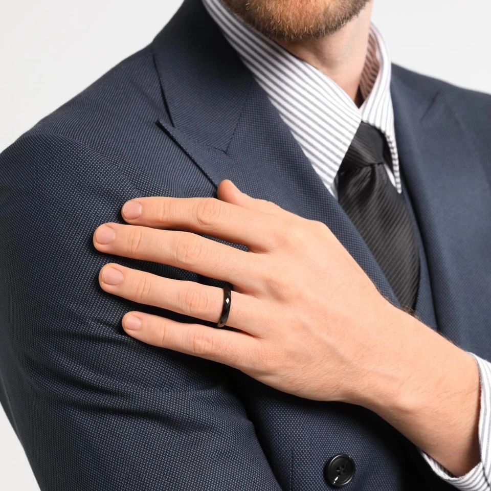 Alianza de boda de carburo de tungsteno multifacética negra de 4 mm para hombre cómoda Foto 3 de 4