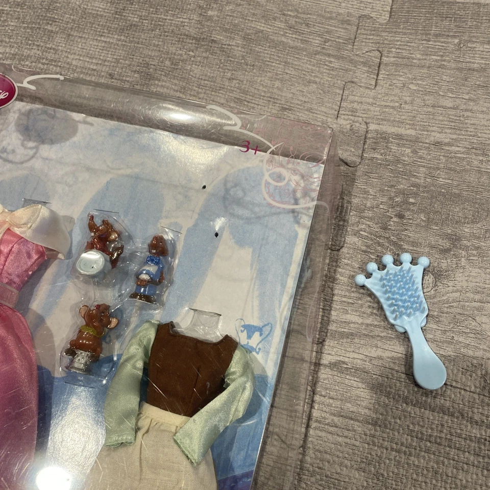 Conjunto Disney Store Cinderella Wardrabe And Friends caixa aberta leitura - Imagem 3 de 4