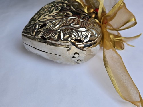 Silber filigrane Herz Potpourri Box mit aromatischen Holz Locken, Gold Schleife Akzent - Bild 4 von 8