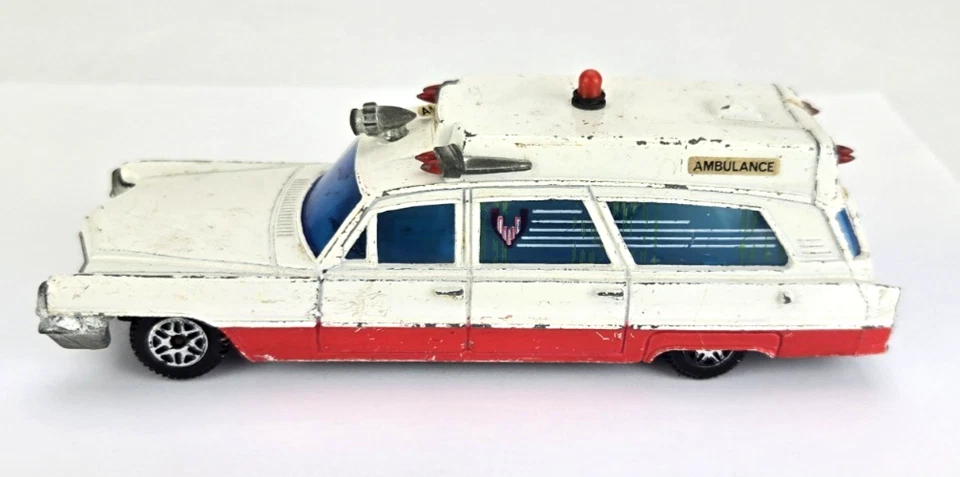 Vehículo de rescate superior modelo fundido a presión Cadullac ambulancia juguetes dinky años 60 de colección Foto 4 de 4