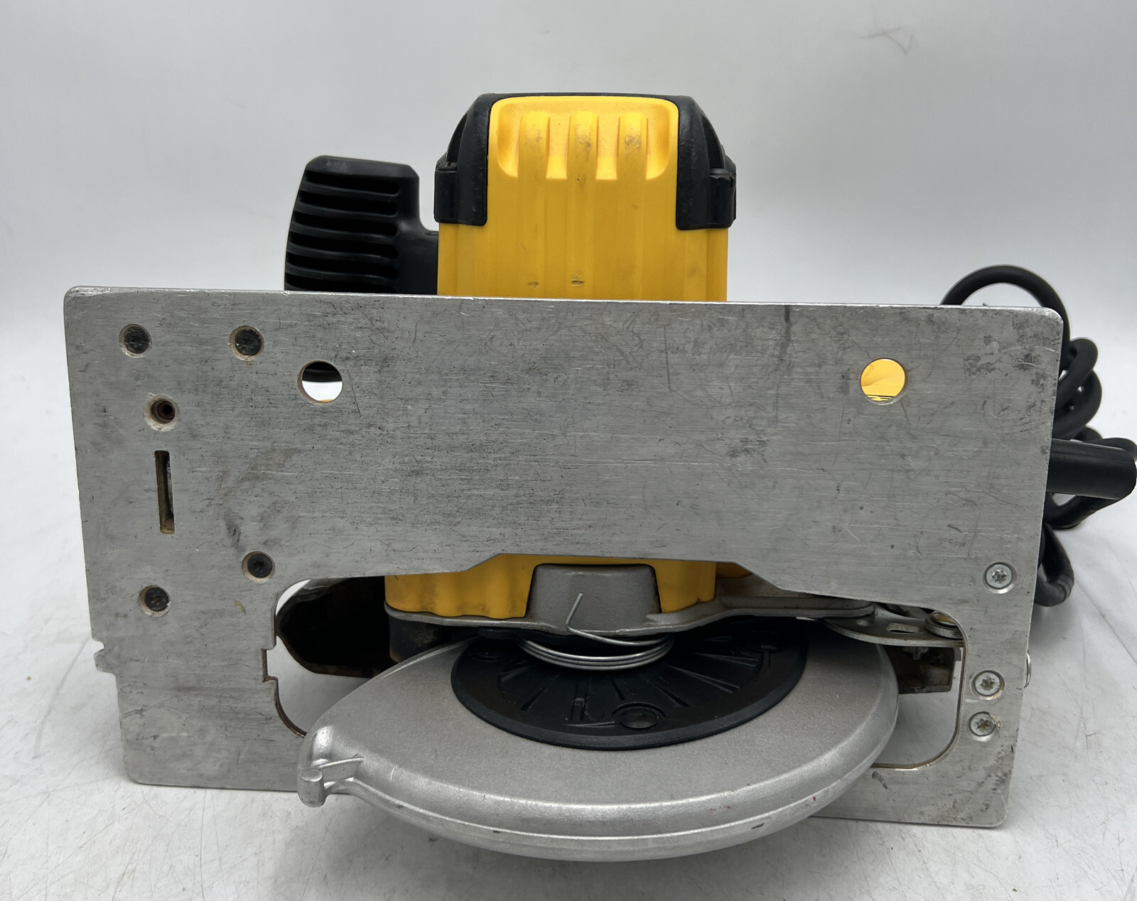 DEWALT DWE575 120V 15 Amp Corded 7-1/4 in. Lightweight Circular Saw