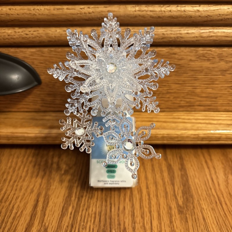 New, Bath & Body Works Multiple Blue And Clear Snowflakes With Nightlight ￼￼