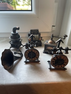Puppenstube Konvolut 5 tlg Miniatur Kaffeemühle Uhr Registrierkasse Anspitzer