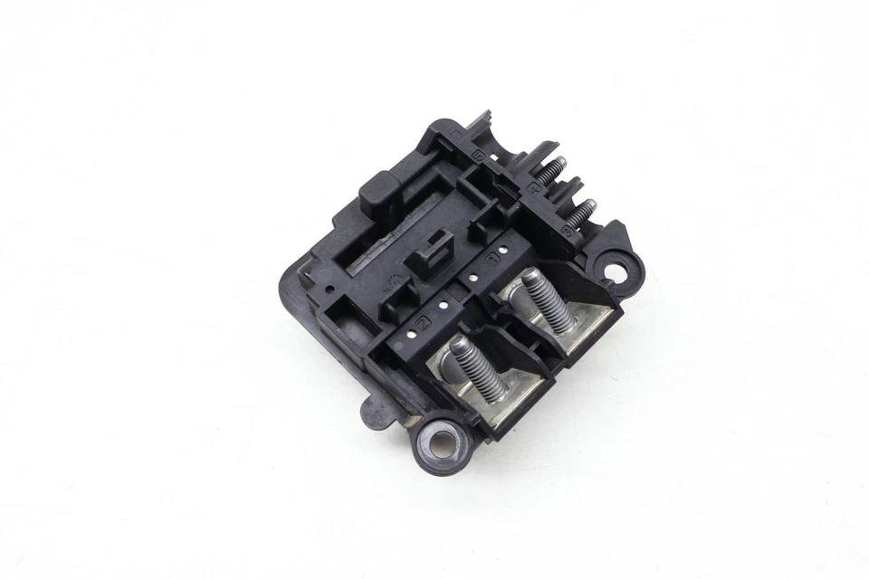 18 21 MERCEDES-BENZ E63 AMG S - Conector terminal cable batería positivo (+) Foto 2 de 4