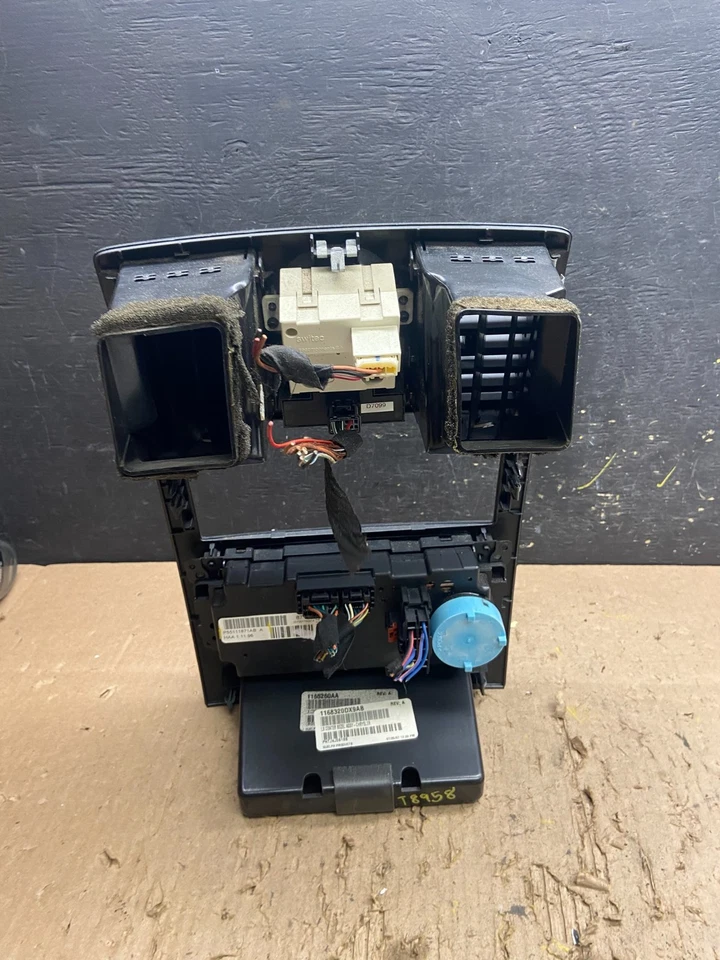 2005 to 2007 Chrysler 300 Dash Heater A/C Climate Control Radio Panel t8958 DG - Image 3 of 4