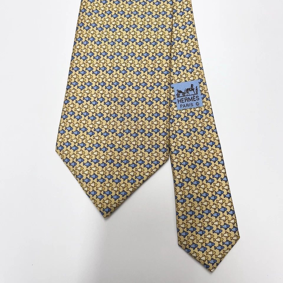 Мужской галстук Hermes All Over Fish желтый/синий шелк 7862 UA 3 5/8 дюйма (W) x 59 дюймов (L) б/у в отличном состоянии - Изображение 2 из 4