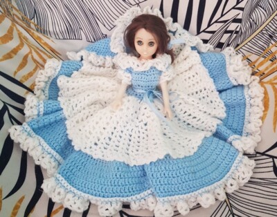 Faserbasteln? Bett/Kissen Puppe RIESIGES Handarbeit Häkelkleid Vintage sehr guter Zustand