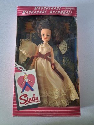 RARE ORIGINAL SINDY DOLL MASCARADE OPERNBALL PEDIGREE ENGLAND In Box BRUNETTE