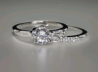 Runde simulierte CZ passende 925 Sterlingsilber Braut Set Ringe Größe 8