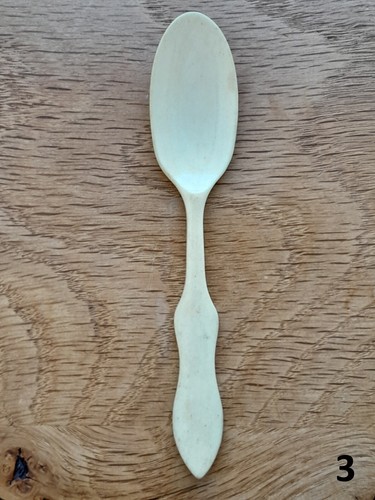 Collection of Four Antique Hand Carved Cow Bone Spoons - Length: 12 cm - Picture 3 of 19